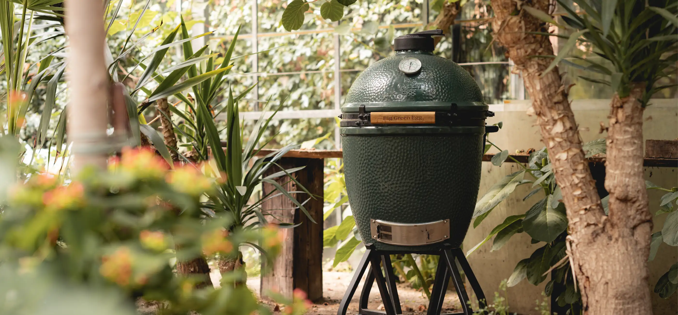 Big Green Egg in einer Outdoor-Living-Situation